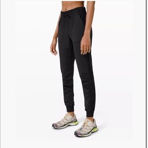 Lululemon beyond the studio jogger Black size 4